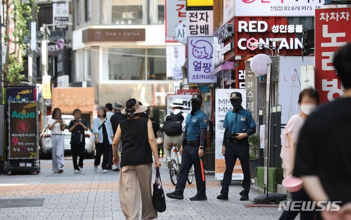 [서울=뉴시스] 조수정 기자 = 26일 오후 서울 관악구 신림역 묻지마 칼부림 사건 현장 인근에서 경찰들이 일대 순찰을 하고 있다. 최근 4명의 사상자가 발생한 묻지마 칼부림 사건 이후 24, 25일 연달아 온라인 커뮤니티에 살인 협박 게시물이 올라오며 경찰이 수사에 나섰다. 칼부림 사건 이후 경찰은 일대 시민들의 불안을 해소하기 위해 지구대, 기동대, 자율방범대 등 많은 인력을 투입해 순찰을 강화하고 있다. 2023.07.26. chocrystal@newsis.com