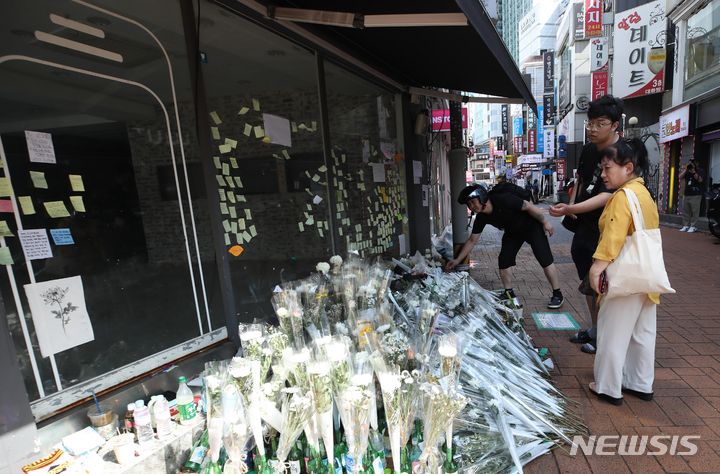 [서울=뉴시스] 조수정 기자 = 온라인 커뮤니티에 서울 관악구 신림동 일대에서 '남성 20명을 살인하겠다'는 내용의 살인 예고 글이 또다시 올라와 경찰이 수사에 나섰다. 사진은 지난 26일 오후 서울 관악구 신림역 묻지마 칼부림 사건 현장 인근 마련된 추모공간을 방문한 추모객들의 모습. 2023.07.26. chocrystal@newsis.com