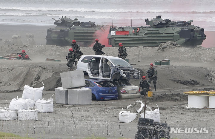 [신타이베이=AP/뉴시스] 미군이 800명 규모로 편성되는 대만 육군의 대대 훈련을 오는 2025년까지 자국 기지에서 진행할 예정이라고 일본 요미우리 신문이 16일 보도했다. 사진은 지난 7월27일 대만 북부 신타이페이시 해안 인근에서 대만 군인들이 연례 한광훈련의 일환으로 적의 해상강습 대응훈련을 하는 모습. 2023.09.16. 