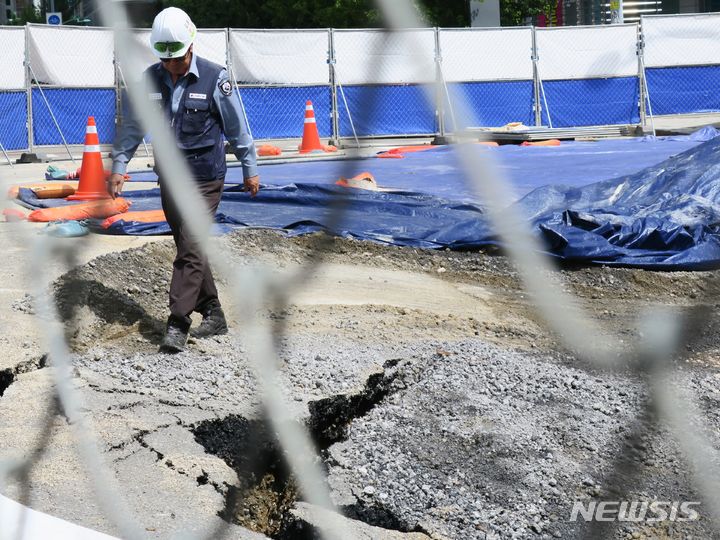 [인천=뉴시스] 김동영 기자 = 27일 인천 송도국제도시 모 오피스텔 공사현장 앞 도로가 침하돼 있다. 이 도로에서는 지난 13일 폭 20m, 길이 45m 규모로 침하 현상이 발생했다. 이 사고로 인명피해나 재산 피해는 발생하지 않았다. 연수구와 해당 건설사 측은 유관기관과 복구 계획 협의를 진행하고 있다. 2023.7.27. dy0121@newsis.com