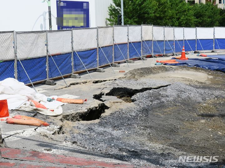 [인천=뉴시스] 김동영 기자 = 27일 인천 송도국제도시 모 오피스텔 공사현장 앞 도로가 침하돼 있다. 이 도로에서는 지난 13일 폭 20m, 길이 45m 규모로 침하 현상이 발생했다. 이 사고로 인명피해나 재산 피해는 발생하지 않았다. 연수구와 해당 건설사 측은 유관기관과 복구 계획 협의를 진행하고 있다. 2023.7.27. dy0121@newsis.com