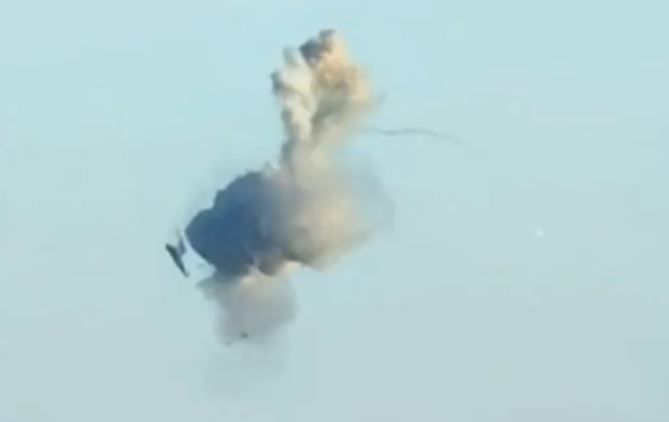 우크라이나 동부 돈바스 지역 상공을 비행하던 러시아군 헬기가 우크라이나군이 발사한 영국산 스타스트릭 지대공 미사일 한 방을 맞고 그대로 수직추락하는 극적인 영상이 공개됐다. 출처 : @NHunter007 *재판매 및 DB 금지