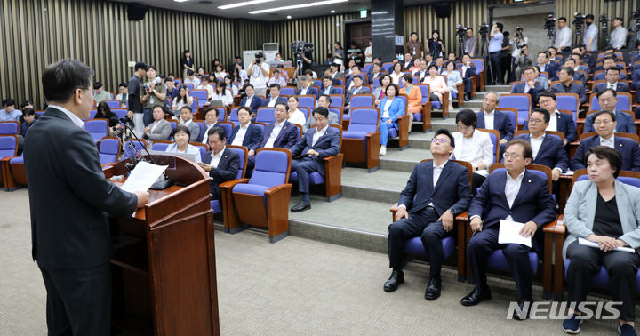 [서울=뉴시스] 고범준 기자 = 이재명 더불어민주당 대표가 27일 오전 서울 여의도 국회에서 열린 정책의원총회에서 발언하고 있다. 2023.07.27. bjko@newsis.com