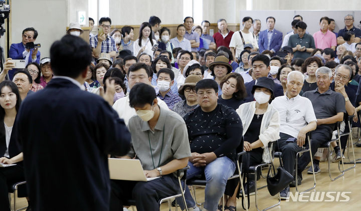 [양평=뉴시스] 최동준 기자 = 양평 주민들이 27일 경기도 양평 양서면 서울-양평 고속도로 대안노선 종점 인근 자치센터에서 열린 원희룡 국토교통부 장관과 간담회에서 원 장관 발언을 듣고 있다. 2023.07.27. photocdj@newsis.com