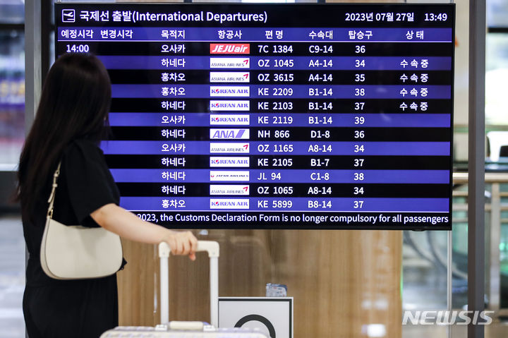 [서울=뉴시스] 정병혁 기자 = 27일 서울 강서구 김포국제공항 국제선에 일본으로 향하는 운항정보가 나타나있다. 계속되는 '엔저'와 엔데믹으로 인해 일본 여행객이 급증했다. 인천국제공항공사에 따르면 이달 1~25일 인천공항에서 일본을 오간 항공편 이용객은 모두 96만9808명으로 하루 평균은 3만8792명에 이다. 이는 코로나19 이전인 2019년 7월 하루 평균 일본 여객 3만6186명의 107%에 해당한다. 2023.07.27. jhope@newsis.com