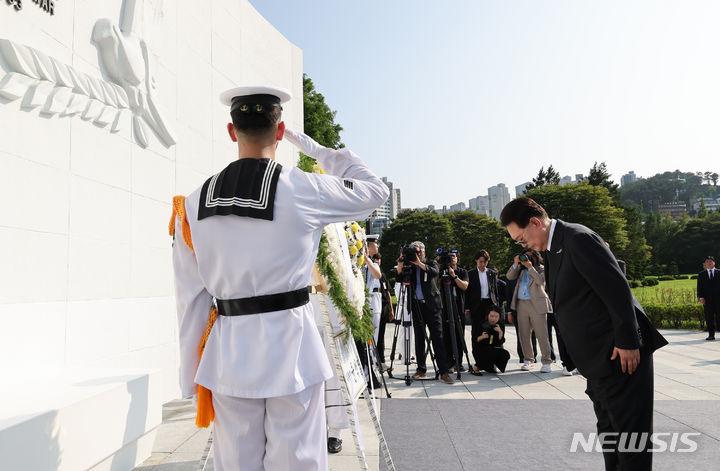 [부산=뉴시스] 홍효식 기자 = 윤석열 대통령이 6·25 정전협정 70주년을 맞아 27일 부산 남구 유엔기념공원을 찾아 유엔군 위령탑에 헌화한 뒤 묵념하고 있다. (대통령실통신사진기자단) 2023.07.27. yesphoto@newsis.com