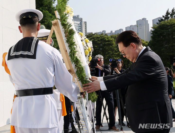 [부산=뉴시스] 홍효식 기자 = 윤석열 대통령이 6·25 정전협정 70주년을 맞아 27일 부산 남구 유엔기념공원을 찾아 유엔군 위령탑에 헌화하고 있다. (대통령실통신사진기자단) 2023.07.27. yesphoto@newsis.com