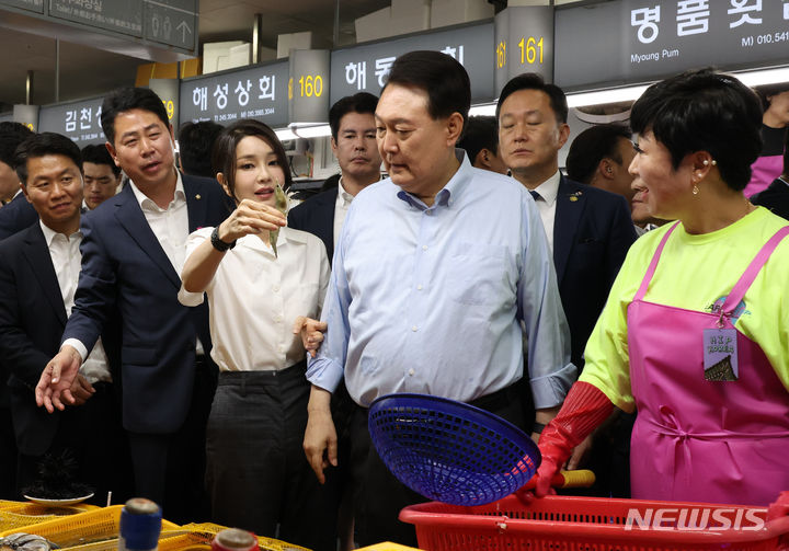 [부산=뉴시스] 홍효식 기자 = 윤석열 대통령 부인 김건희 여사가 27일 부산 중구 자갈치시장을 찾아 새우를 들어보이고 있다. (대통령실통신사진기자단) 2023.07.27. yesphoto@newsis.com