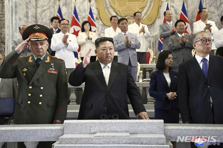 [평양=AP/뉴시스] 북한 조선중앙통신이 제공한 사진에 김정은(가운데) 북한 국무위원장이 27일 평양의 김일성 광장에서 열린 조국해방전쟁 승리 70돌 경축 열병식에 세르게이 쇼이구(왼쪽) 러시아 국방장관, 리훙중 중국 전국인민대표대회 상무위원회 부위원장과 함께 주석단에 올라 참관하고 있다. 2023.07.28.