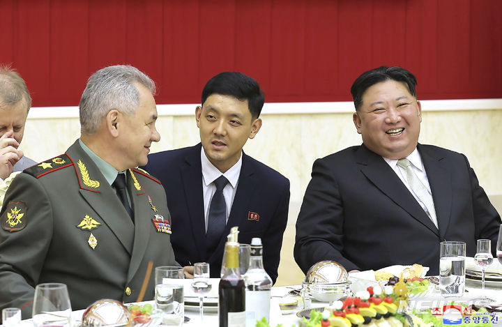 [평양=AP/뉴시스] 북한 조선중앙통신이 제공한 사진에 김정은(오른쪽) 북한 국무위원장이 27일 평양의 노동당 본부 청사에서 세르게이 쇼이구 러시아 국방장관과 만찬을 하면서 얘기를 나누고 있다. 2023.07.28.