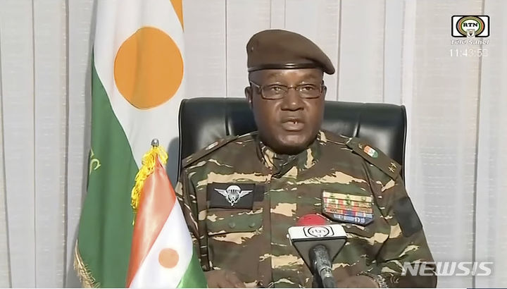 [니아메(니제르)=AP/뉴시스]﻿﻿﻿﻿쿠데타를 일으킨 서아프리카 니제르 군부가 이웃 국가 말리와 부르키나파소에 군사 지원을 요청했다. 사진은 니제르 군부 쿠데타 수장인 압두라흐마네 티아니 장군이 쿠데타 발발 이틀 후인 지난 7월28일 성명을 발표하는 모습. 2023.08.27 