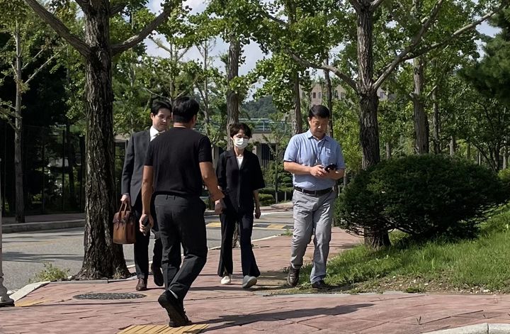 [과천=뉴시스]고위공직자범죄수사처 수사2부(부장검사 김선규)와 수사3부(부장검사 송창진)는 28일 오전 김모 경무관을 피의자 신분으로 불러 조사하고 있다. 사진은 김 경무관이 경기 과천 공수처에 출석하는 모습. 2023.07.28. photo@newsis.com *재판매 및 DB 금지