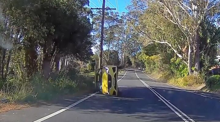 모로 누운 자동차가 갑자기 도로로 미끌어져 들어오다 중앙선을 넘어 갓길에서 뒤집어지는 블랙박스 영상이 호주에서 공개됐다. 출처 : @Dash Cam Owners Australia *재판매 및 DB 금지