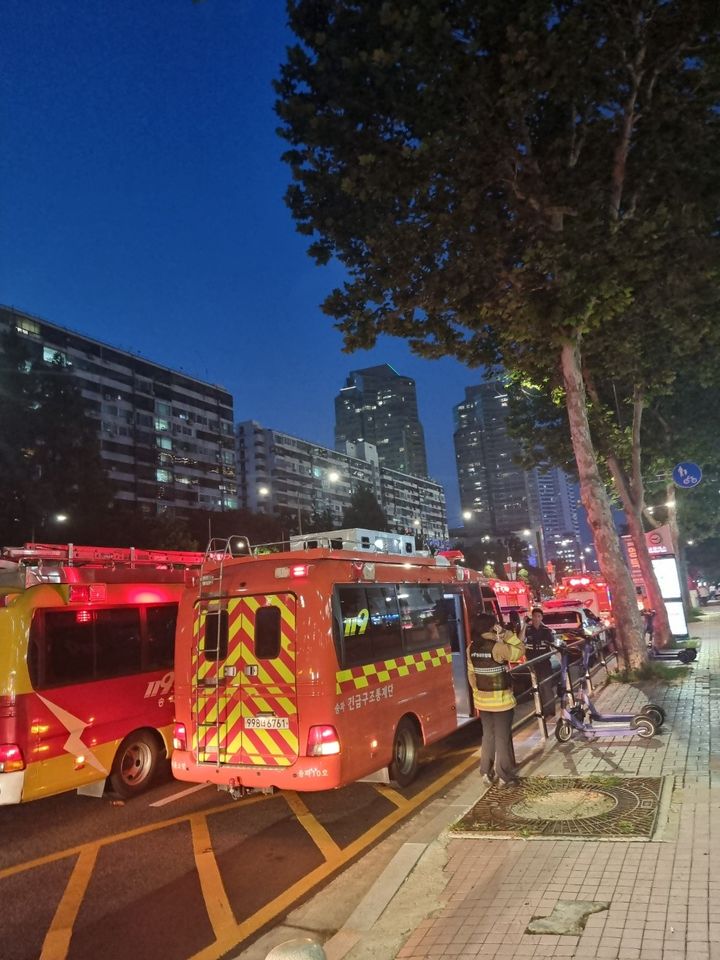 [서울=뉴시스] 28일 서울 송파구 롯데백화점 잠실점에서 불이 나 이용객 1000여명이 대피하는 소동이 빚어졌다. (사진=독자 제공) *재판매 및 DB 금지