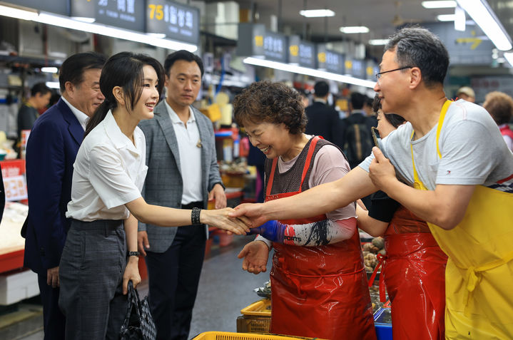 [부산=뉴시스] 윤석열 대통령 부인 김건희 여사가 27일 부산 중구 자갈치시장을 방문해 상인들과 인사하고 있다. (사진=대통령실 제공) 2023.07.28. photo@newsis.com *재판매 및 DB 금지