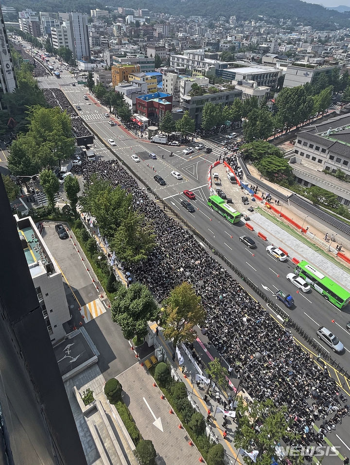 [서울=뉴시스] 조성우 기자 = 전국의 교사들이 29일 오후 서울 종로구 정부서울청사 앞에서 서이초 교사 추모 및 공교육 정상화를 촉구하는 집회를 하고 있다. 2023.07.29. xconfind@newsis.com