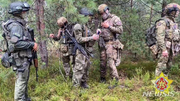 [브레스트=AP/뉴시스] 우크라이나 국방부 정보총국(GUR)이 러시아군 부대에서 네팔 용병의 집단 탈영이 발생했다고 보고했다. 사진은 벨라루스 특수부대원과 바그너그룹 용병이 벨라루스 국경도시 브레스트 인근 사격장에서 합동 훈련을 벌이는 모습. 2024.05.02.