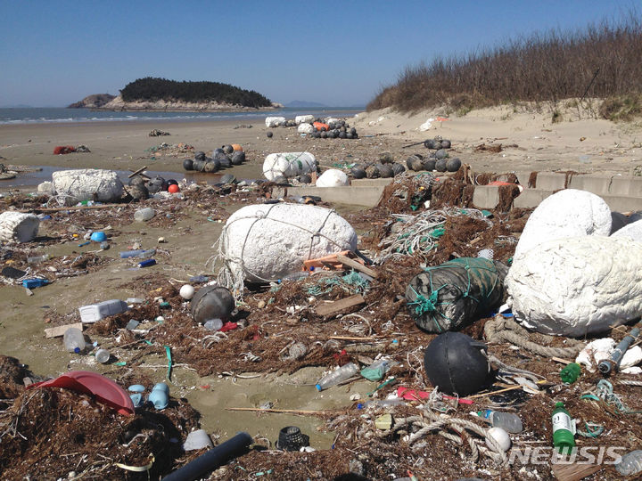 [무안=뉴시스] 조류에 전남 해안으로 밀려온 해양쓰레기. (사진=전남도 제공) 2023.07.30. photo@newsis.com