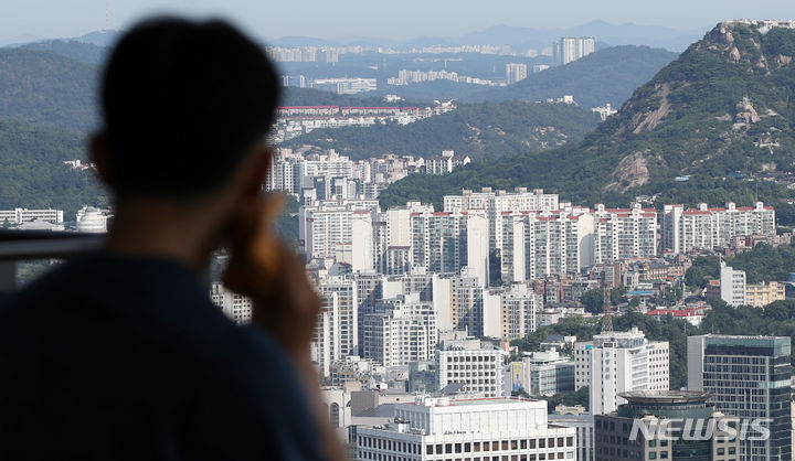 [서울=뉴시스] 김진아 기자 = 30일 한국부동산원의 '주간아파트동향'에 따르면 이달 넷째 주(24일 기준) 서울 아파트 매매가격은 전 주 대비 0.07% 상승해 직전주(0.07%)와 같은 상승폭을 보였다. 서울 강북 14개구가 평균 0.06% 오르면서 직전 주와 동일한 상승폭을 보였고, 강남 11개구는 0.08% 올라 지난주(0.07%)보다 상승폭이 소폭 커졌다. 사진은 30일 서울 남산에서 바라본 서울의 아파트. 2023.07.30. bluesoda@newsis.com