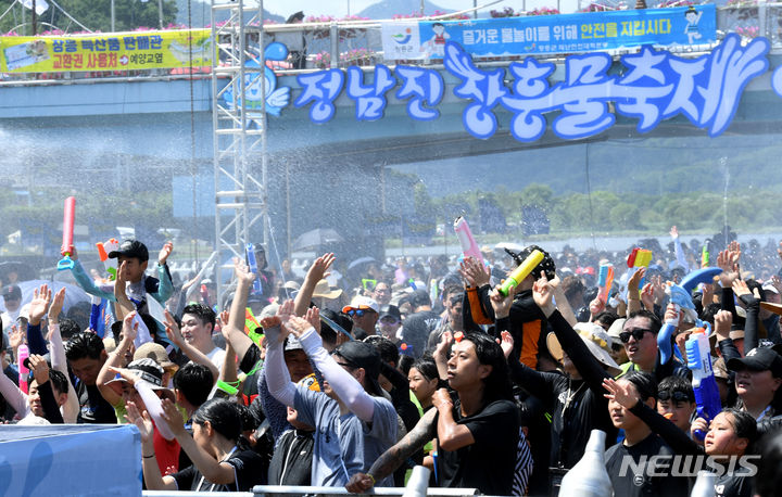 [장흥=뉴시스] 변재훈 기자 = 연일 찜통 더위가 이어지고 있는 30일 전남 장흥군 장흥읍 탐진강변 내 정남진 장흥 물 축제 주무대 주변에서 신나는 음악과 함께 물총 싸움이 펼쳐지고 있다. 2023.07.30. wisdom21@newsis.com