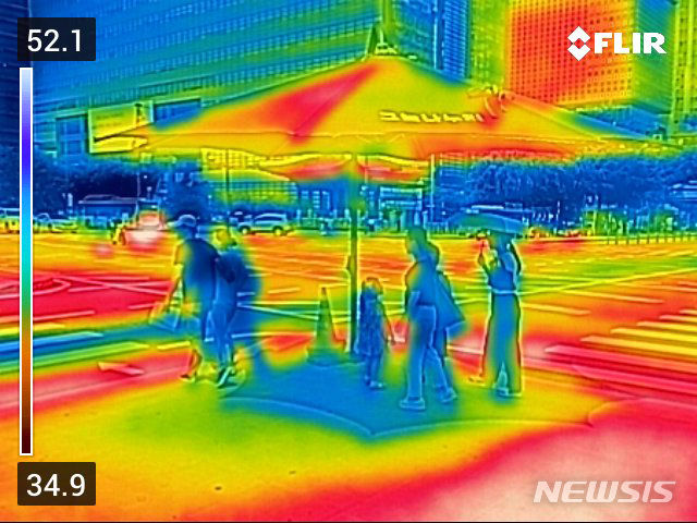 [서울=뉴시스] 김명년 기자 = 전국 대부분 지역에 폭염특보가 내려진 지난달 30일 오후 서울 종로구 세종대로사거리에서 시민들이 그늘막 아래서 더위를 피하고 있다. 열화상 카메라로 촬영한 사진은 온도가 높을수록 붉은색, 낮을수록 푸른색을 나타낸다. (해당 사진은 기사와 직접 관련이 없습니다.) 2023.07.30. kmn@newsis.com