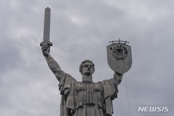 [키이우=AP/뉴시스] 지난달 31일(현지시각) 우크라이나 키이우에서 근로자들이 우크라이나 조국 기념비인 '바티키우시나 마티'의 방패에 있는 구소련의 표상을 제거하고 있다. 2023.08.01.