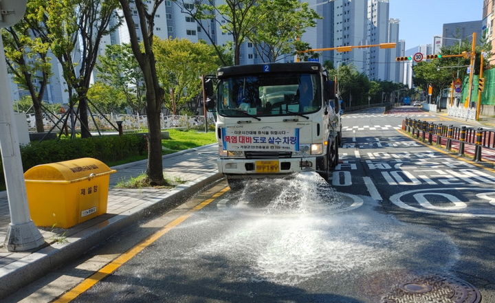 [부산=뉴시스] 기장군이 역대급 폭염에 선제적인 대응을 위해 본격적으로 살수차를 운영하고 있다. (사진=기장군 제공) *재판매 및 DB 금지