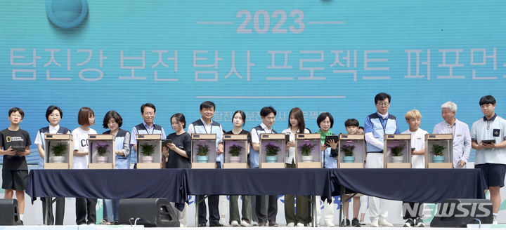 [장흥=뉴시스] 전남교육청 '2023 공생의 물길 탐진강 보전·탐사 프로젝트' 선포. (사진=전남도교육청 제공). photo@newsis.com *재판매 및 DB 금지