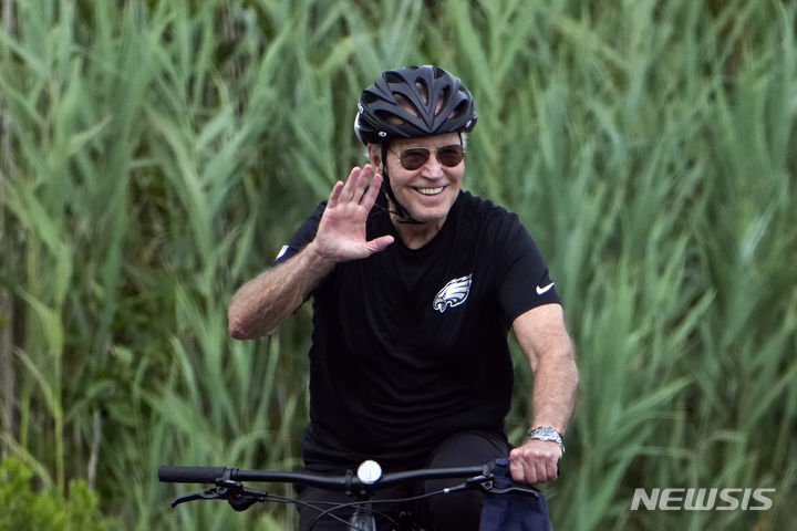 [레호보스비치=AP/뉴시스] 여름휴가 중인 조 바이든 미국 대통령이 지난달 31일(현지시각) 미 델라웨어주 레호보스 비치의 고든스 폰드 주립공원에서 자전거를 타고 있다. 2023.08.01.