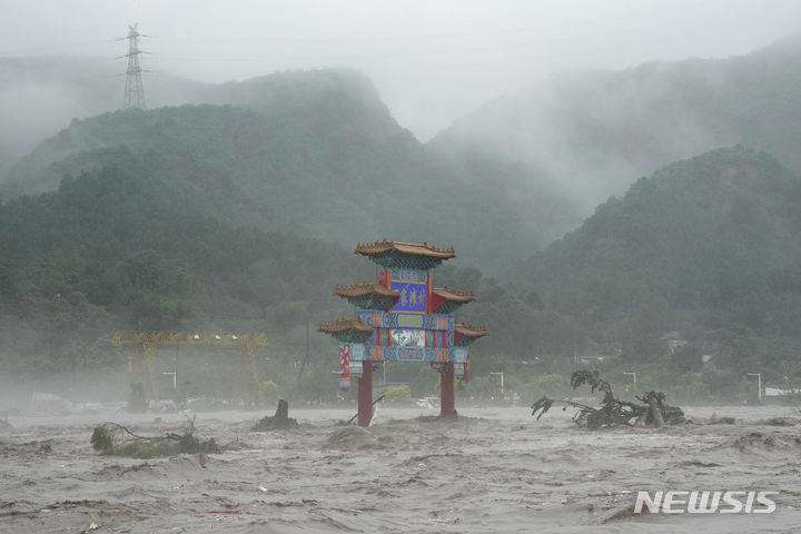 [베이징=AP/뉴시스] 1일 중국 베이징 외곽의 먀오펑산에 있는 전통 패루가 홍수로 침수돼 있다. 태풍 독수리의 영향으로 베이징에 폭우가 쏟아져 11명이 숨지고 약 30명이 실종된 것으로 나타났다. 2023.08.01.