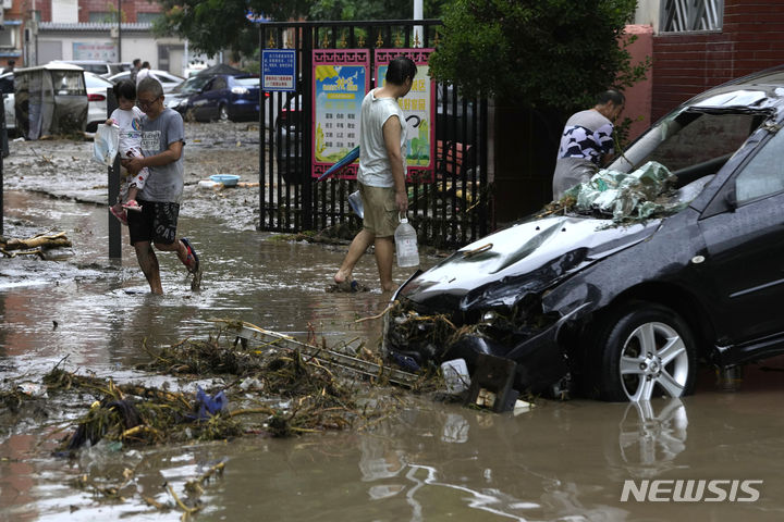 [베이징=AP/뉴시스] 1일(현지시간) 중국 베이징 먼터우거우구에서 홍수로 인해 파손돼 있다. 제5호 태풍 독수리가 중국 베이징에 상륙해 기록적인 폭우가 쏟아지면서 홍수가 발생했다. 2023.08.02.