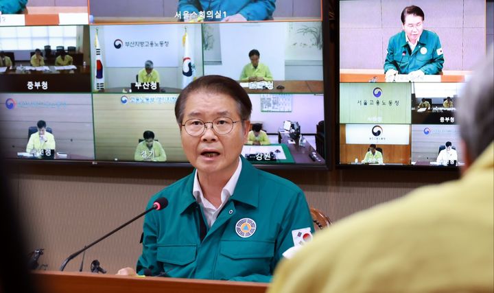 [서울=뉴시스] 이정식 고용노동부 장관이 1일 오후 서울지방고용노동청에서 폭염 대응 긴급 지방관서장 회의를 열고 8월 한달간 폭염 대응 단계를 최고 수준으로 끌어올린다고 밝혔다. 2023.08.01. (사진=고용노동부 제공) *재판매 및 DB 금지