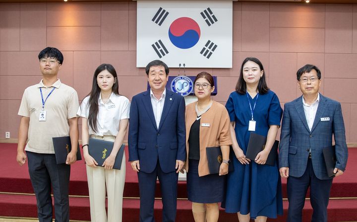 [증평=뉴시스] 증평군 민원 우수 공무원·부서 시상식. (사진=증평군 제공) photo@newsis.com *재판매 및 DB 금지