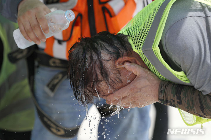[인천공항=뉴시스] 폭염 속 시설공사 근로자가 근로자 쉼터에서 물로 머리를 적시며 더위를 식히고 있다. 2023.08.02. photocdj@newsis.com