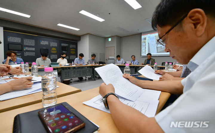 [광주=뉴시스] 이영주 기자 = 2일 오후 광주 서구 5·18기념문화센터에서 '5·18 시민 대토론회 시민이 말하다' 2차 평가 회의가 열리고 있다. 2023.08.02. leeyj2578@newsis.com