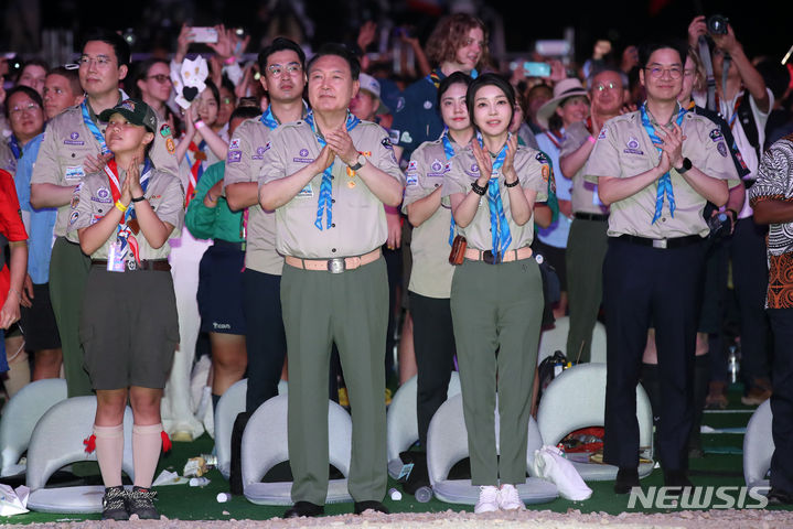 [부안=뉴시스] 전신 기자 = 2일 전북 부안군 새만금 일대에서 열린 2023 새만금 제25회 세계스카우트잼버리 개영식에서 스카우트 선서 보며 박수치고 있다. 2023.08.02. photo1006@newsis.com