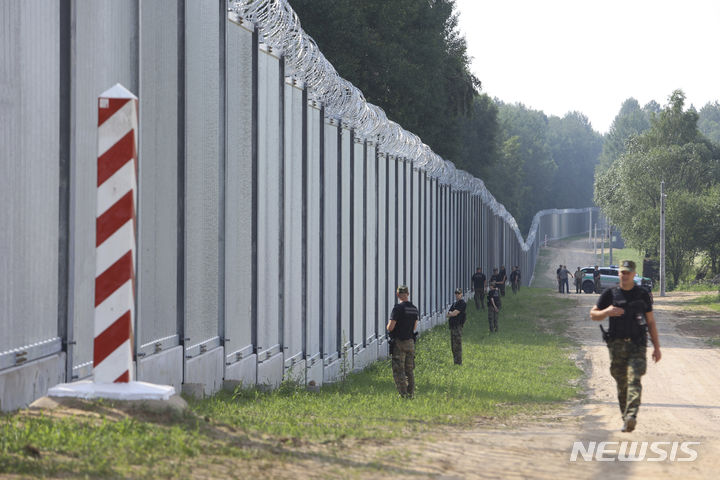 [쿠즈니체=AP/뉴시스] 사진은 폴란드 국경수비대가 지난해 6월30일(현지시간) 폴란드 쿠즈니체 인근 벨라루스 국경을 순찰하는 모습. 2023.08.08.