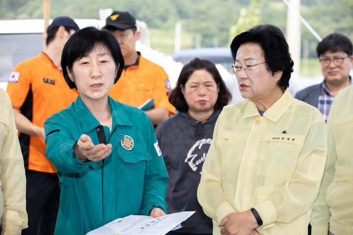 [서울=뉴시스] 한화진 환경부 장관이 지난 3일 경기도 이천시 청미천에서 여름철 풍수해 대비 현장점검을 하고 있다. (사진=환경부 제공) 2023.08.03. photo@newsis.com *재판매 및 DB 금지