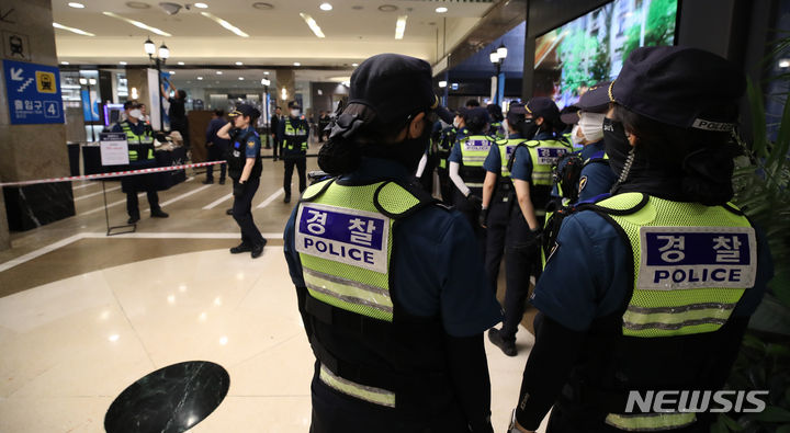 [성남=뉴시스] 조성우 기자 = 경찰이 3일 오후 묻지마 흉기난동이 발생한 경기도 성남시 분당구 서현역 한 백화점에서 사건현장을 통제하고 있다. 피의자 A씨는 경차를 몰고 서현역 앞 인도로 돌진, 보행자 다수를 충격한 뒤 내려 역사 안으로 들어가 흉기를 휘두른 것으로 전해졌다. 현재 파악된 부상자는 차량 충격 4명에 흉기 피해 9명 등 13명이다. 2023.08.03. xconfind@newsis.com