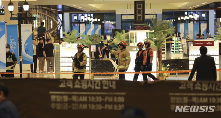 [성남=뉴시스] 조성우 기자 = 경찰이 3일 오후 묻지마 흉기난동이 발생한 경기도 성남시 분당구 서현역 한 쇼핑몰에서 사건현장을 통제하고 있다. 피의자 A씨는 경차를 몰고 서현역 앞 인도로 돌진, 보행자 다수를 충격한 뒤 내려 역사 안으로 들어가 흉기를 휘두른 것으로 전해졌다. 현재 파악된 부상자는 차량 충격 4명에 흉기 피해 9명 등 13명이다. 2023.08.03. xconfind@newsis.com