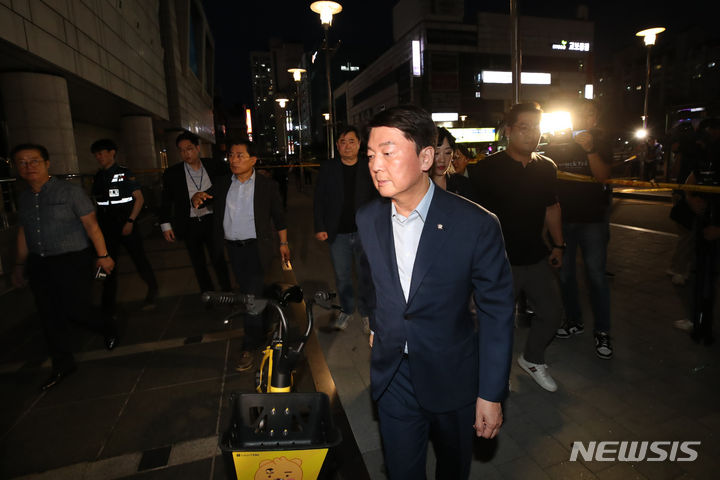 [성남=뉴시스] 조성우 기자 = 안철수 국민의힘 의원이 3일 오후 차량 돌진 묻지마 흉기난동이 발생한 경기도 성남시 분당구 서현역 사건 현장에 들어서고 있다. 피의자 A씨는 경차를 몰고 서현역 앞 인도로 돌진, 보행자 다수를 충격한 뒤 내려 역사 안으로 들어가 흉기를 휘두른 것으로 전해졌다. 현재 파악된 부상자는 차량 충격 4명에 흉기 피해 9명 등 13명이다. 2023.08.03. xconfind@newsis.com