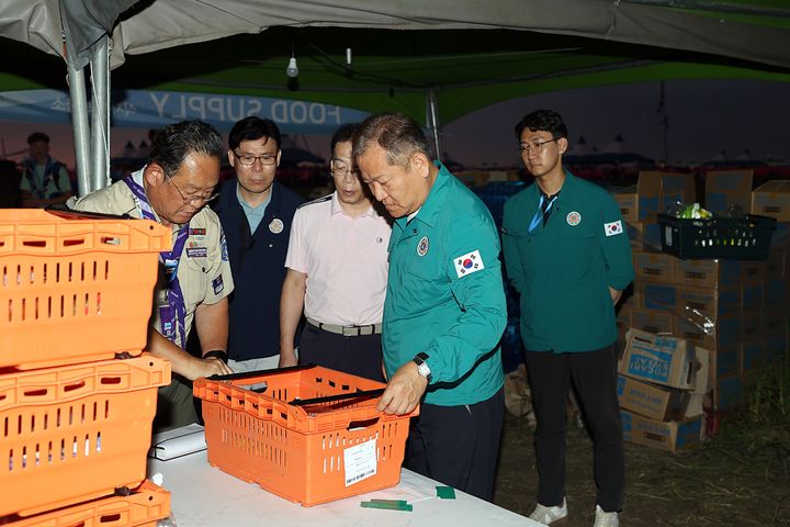 [서울=뉴시스] 조수정 기자 = 이상민 행정안전부 장관이 3일 오후 전북 부안군 2023 세계스카우트 잼버리 야영지 내 이용 편의시설 현황 및 현장 안전 상황 등을 점검하고 있다. (사진=행정안전부 제공) 2023.08.03. photo@newsis.com *재판매 및 DB 금지