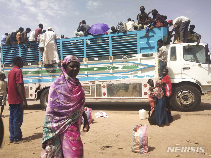 [하르툼( 수단)= AP/뉴시스] 2023년 8월 4일 수단의 피난민들이 수도 하르툼에서 트럭을 얻어 타고 탈출하고 있다. 수단 내전으로 이웃나라로 달아난 피난민이 늘고 있는 가운데 수단국민의 절반인 2500만명이 굶주림과 기아 위기에 처했다고 유엔 세계식량계획(WFP)이 5월 15일 발표했다. 2024.05.16. 