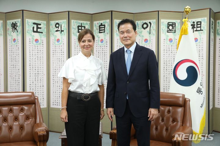 [서울=뉴시스]김영호 통일부 장관이 4일 욜란다 로페즈 미국의소리(VOA) 총국장 대행을 만났다. (사진=통일부 제공) 2023.08.04. photo@newsis.com