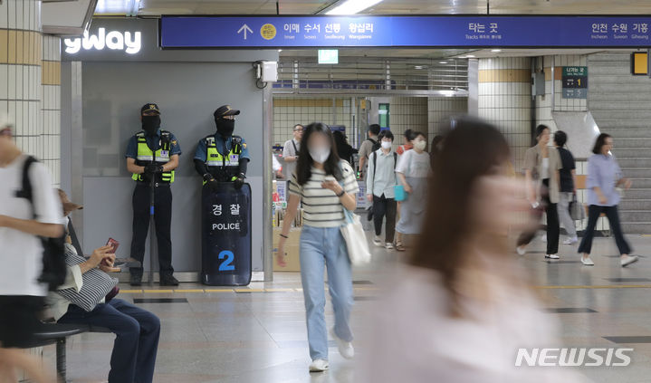 경찰 배치된 서현역. [성남=뉴시스] 김금보 기자 = 4일 오전 서현역 흉기 난동 사건이 벌어진 경기 성남시 분당구 서현역 AK플라자 인근에 경찰력이 배치돼 있다. 경찰 등에 따르면 흉기 난동 범행을 저지른 A(23)씨는 3일 오후 5시50분께 서현역 앞 인도로 차량 돌진 후 서현역 AK플라자를 누비며 흉기를 휘둘렀다. A씨의 차량 충격으로 5명이, 흉기 테러로 9명이 다친 것으로 집계됐다. 2023.08.04. kgb@newsis.com