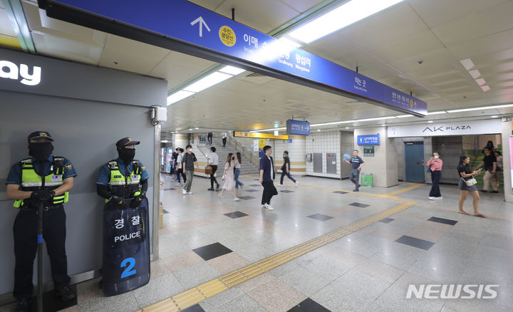 [성남=뉴시스] 김금보 기자 = 전날 경기 성남시 분당구 서현역 AK플라자에서 '묻지마' 흉기 난동 사건이 발생한 직후, 서울 시내 지하철역에서 유사 범행을 저지르겠단 예고 글이 온라인상에 잇따라 올라와 경찰이 수사에 착수했다. 범행 장소로 지목된 장소에 대해선 수색 작업도 벌이고 있다. 사진은 4일 오전 서현역 흉기 난동 사건이 벌어진 경기 성남시 분당구 서현역 AK플라자 인근에 경찰력이 배치돼 있는 모습. 2023.08.04. kgb@newsis.com