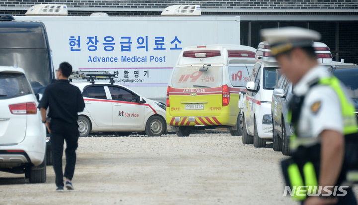 [부안=뉴시스] 김얼 기자 = '2023 새만금 제25회 세계스카우트잼버리'가 한창인 4일 전북 부안군 세계스카우트잼버리 병원에 119 구급차량이 들어서고 있다. 2023.08.04. pmkeul@nwsis.com