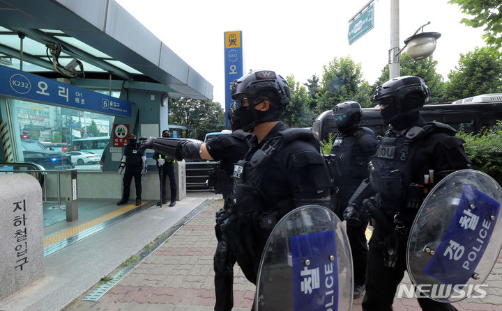 흉기 범행 예고 장소에 배치되는 경찰특공대. [성남=뉴시스] 김금보 기자 = 경찰특공대 대원들이 4일 오후 경기 성남시 분당구 오리역에 흉기 난동 범행 예고 글에 대응해 배치되고있다. 2023.08.04. kgb@newsis.com