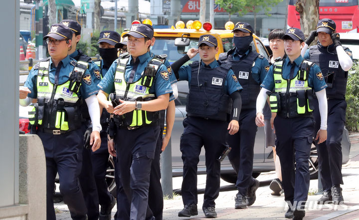 [성남=뉴시스] 김금보 기자 = 경찰들이 4일 오후 경기 성남시 분당구 오리역에서 흉기 범죄 예고 글에 대응해 추가 배치되고 있다. 2023.08.04. kgb@newsis.com