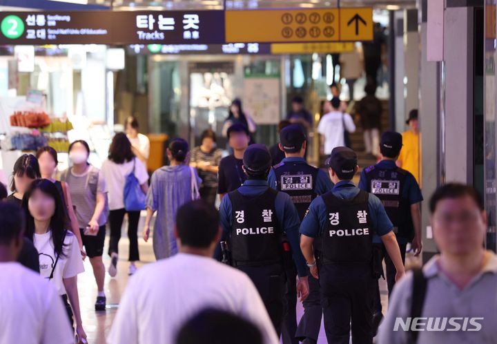 [서울=뉴시스] 조수정 기자 = 서울 신림역, 경기 성남 서현역 등 묻지마 흉기 난동이 잇따르는 가운데 4일 오후 온라인 커뮤니티에 살인을 예고하는 게시물이 올라온 서울 강남역 5번출구 인근에서 경찰들이 현장을 살피며 근무를 서고 있다. 2023.08.04. chocrystal@newsis.com